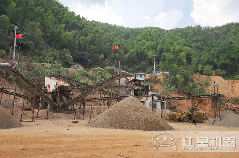 小型碎石粉碎机工作现场图片