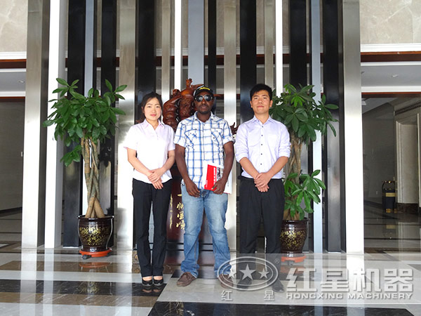 红星机器销售人员与客户合影 红星机器销售人员与客户合影